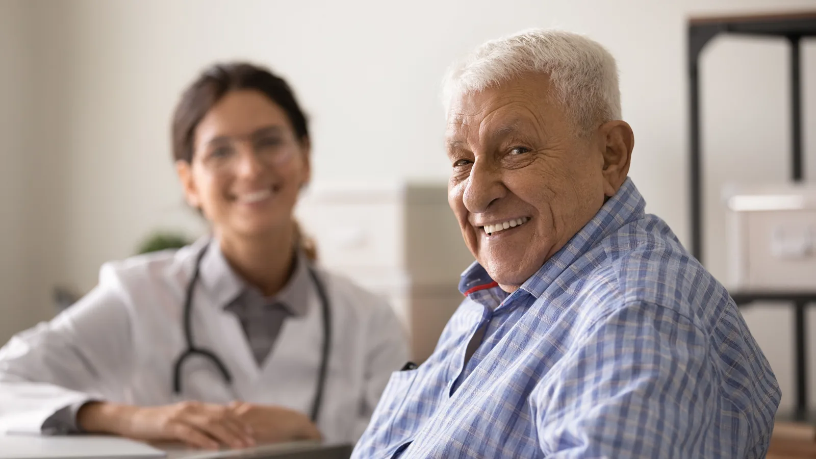 Polyneuropathie: vitaler Senior im Gespraech mit der Aerztin