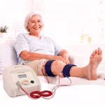 Anwendung des HiToP® PNP – Seniorin im Sessel