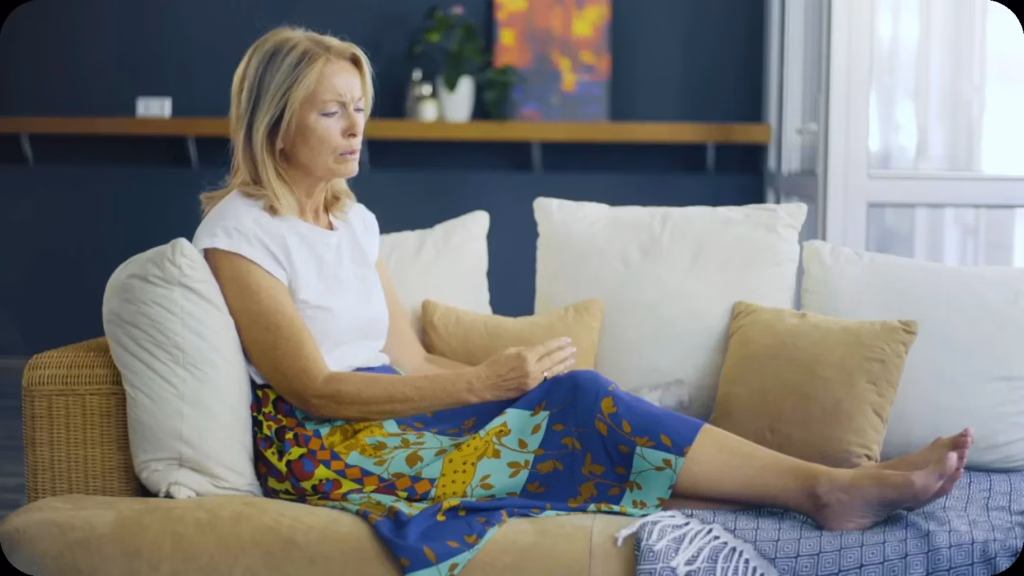 HiToP® PNP in der Heimanwendung: Seniorin auf der Couch