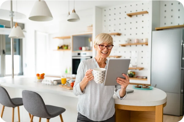 Frau liest an einem Tablet Kundenbewertungen zum HiToP® PNP