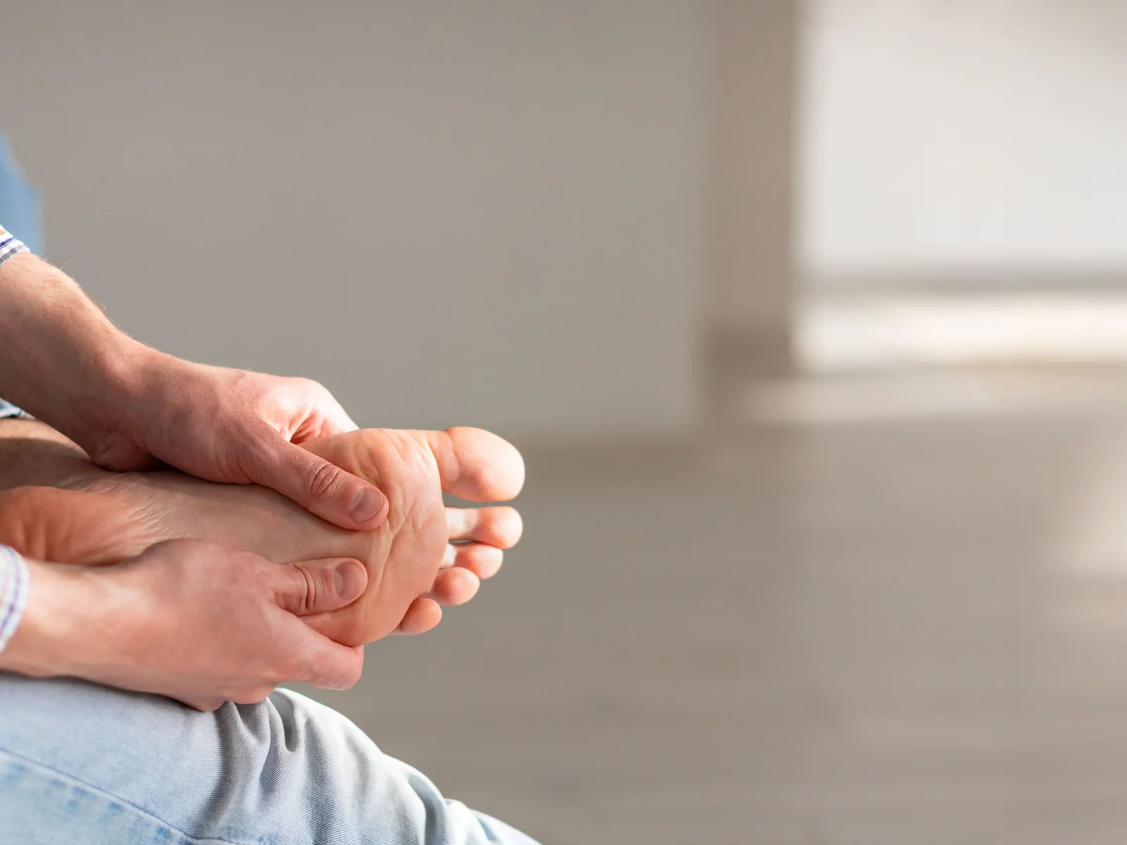 Nervenschmerzen bei Polyneuropathie: Fußmassage zur Linderung
